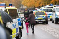 Elever lämnar Kronan skolan i Trollhättan efter skolattacken.