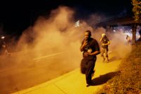 Polisen i Ferguson sköt rökbomber mot demonstranter på söndagskvällen.