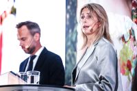 Helena Helmersson och Adam Karlsson, finanschef på H&M presenterar halvårsrapport för 2023.