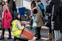 Omkring fyra av tio barn som kommit till Sverige från Ukraina läser i svensk skola. Bilden är tagen i Verköhamnen i Karlskrona i början av mars, då volontärer tog emot flyktingar som kommit med färja från Polen.