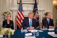 Donald Trump – här med utbildningsminister Betsy DeVos och arbetsmarknadsminister Alexander Acosta – svarar på frågor om Nordkorea-situationen på sin privata golfklubb i Bedminster, New Jersey. 