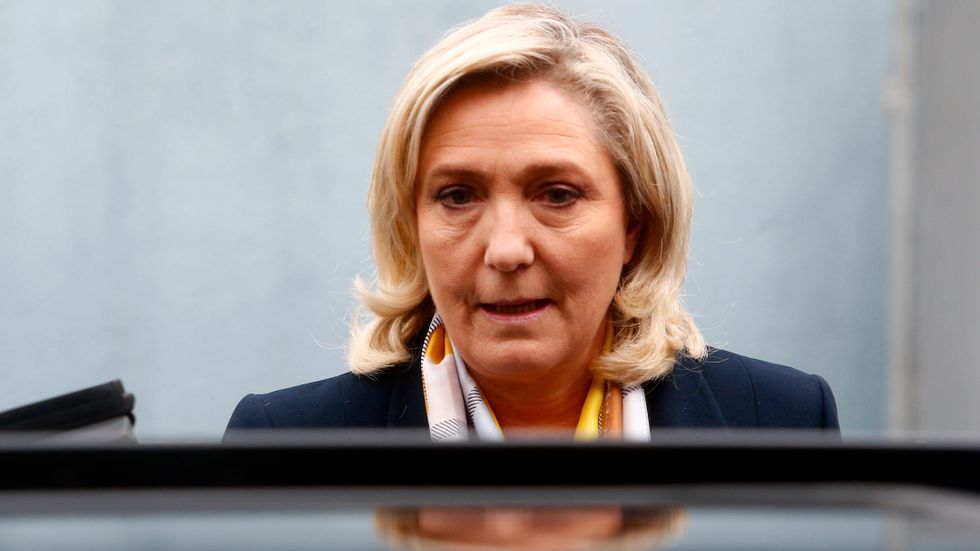 Den franska ytterhögerledaren Marine Le Pen vill att partiet ska locka bredare väljargrupper med en ny framtoning. Här är hon i samband med förra helgens regionval.