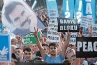 Fredsdemonstration i Istanbul. På flaggan syns den fängslade PKK-grundaren Abdullah Öcalan. (Arkivbild.)