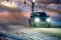 Förbered bilen för vintern. Den som har en äldre bil och ofta kör på vinterväglag kan behöva dubbdäck – annars är dubbfria vinterdäck att föredra, inte minst för miljöns skull.