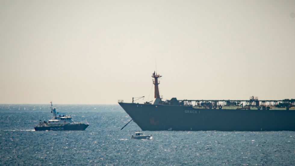 En iransk oljetanker som seglar under Panamaflagg och som misstänks frakta råolja i strid med EU-sanktioner mot Syrien har stoppats utanför Gibraltar.