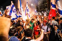 Många sekulära israeler tar ställning mot Netanyahus planer på att ge politiken makt över landets högsta domstol.