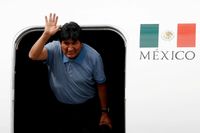 Evo Morales, fram till nyligen president i Bolivia, landar i Mexiko.