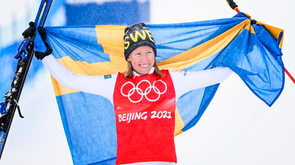 Sandra Näslund firar OS-guldet i damernas skicross i Peking.