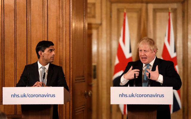 Storbritanniens finansminister Rishi Sunak och premiärminister Boris Johnson under en presskonferens om coronaviruset på tisdagen.