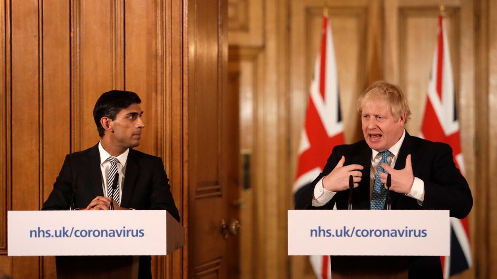 Storbritanniens finansminister Rishi Sunak och premiärminister Boris Johnson under en presskonferens om coronaviruset på tisdagen.