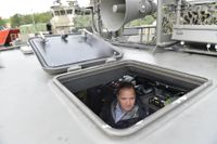 Statsminister Stefan Löfven satte sig bakom spakarna på en Stridsbåt 90.