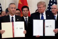 Kinas vice premiärminister Liu He och USA:s president Donald Trump visar upp det undertecknade partiella handelsavtalet. Ceremonin skedde i Vita huset i Washington.