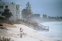 En invånare i Collaroy i norra Sydney tittar på vattenmassorna vid stranden.