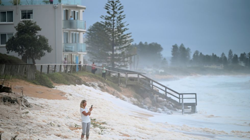 En invånare i Collaroy i norra Sydney tittar på vattenmassorna vid stranden.