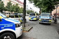 En kvinna hittades död i en lägenhet på Södermalm i Stockholm på onsdagen. Den man som befann sig i lägenheten greps och har anhållits misstänkt för mord.