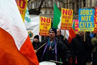 Demonstranter uttrycker sitt missnöje med Irlands budget på Dublins gator. Skuldkrisen har gett tydliga avtryck i landets ekonomi.