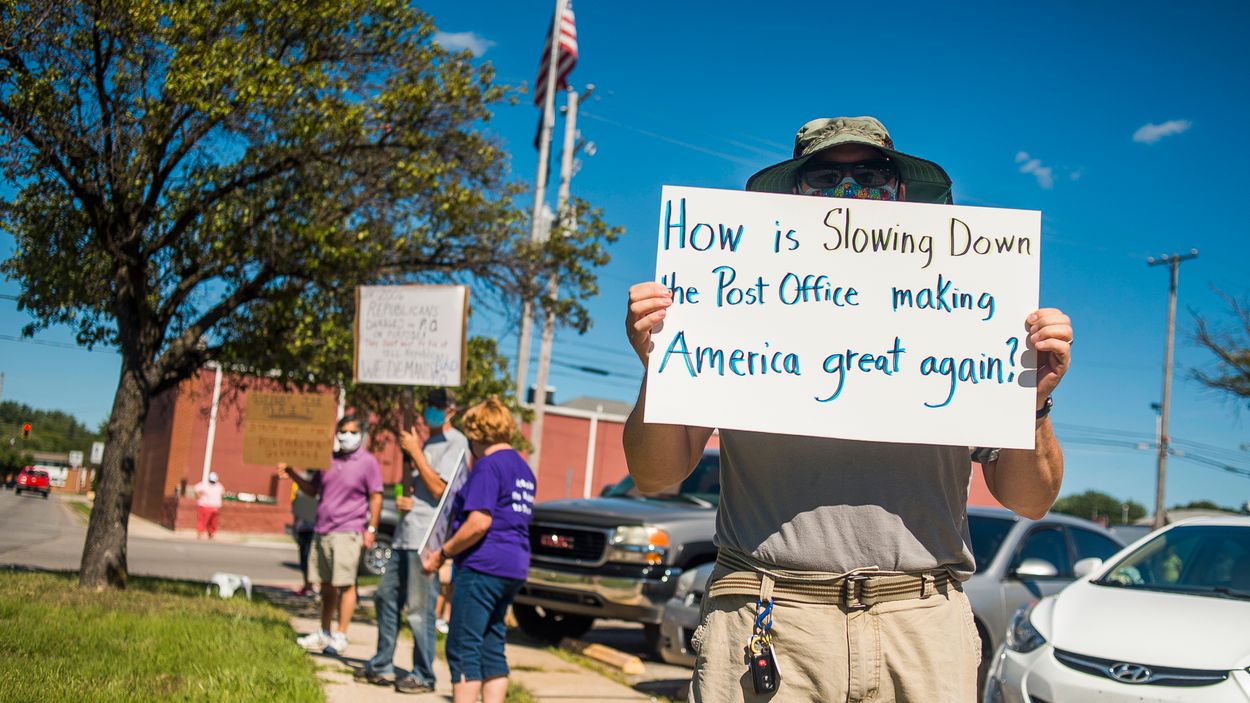 Eric Severson i Midland, Michigan, protesterar den 11 augusti mot president Trumps angrepp mot postverket: ”Hur är långsammare post att göra Amerika stort igen?” 