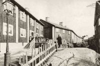 1917 uppfördes ”nödbostäder” på Skånegatan i Stockholm efter ritningar av en ung Gunnar Asplund, på 60-talet revs de.