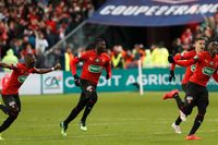 Rennes-spelarna jublar efter straffsegern mot Paris SG i franska cup-finalen.