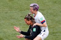 USA:s reservmålvakt Ashlyn Harris och anfallsstjärnan Megan Rapinoe väljer båda att avstå ett eventuellt besök i Vita huset efter VM-guldet.