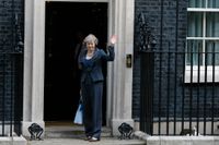Theresa May utanför 10 Downing Street.