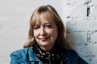 Henrika Ringbom är författare och översättare, bosatt i Helsingfors och Korpo. Hennes böcker är flerfaldigt prisnominerade och -belönade.