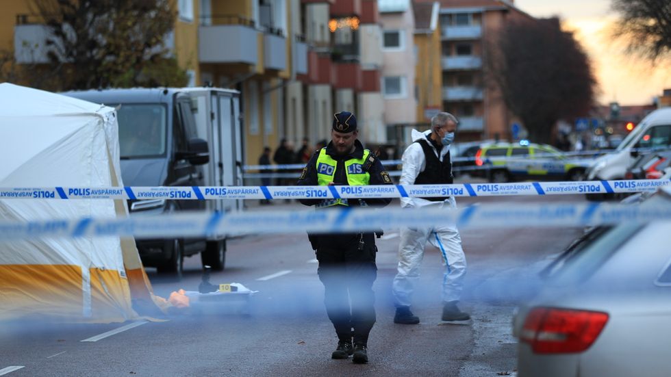 Polisen arbetar på brottsplatsen efter skottlossningen i centrala Gävle i november förra året. En man dödades med flera skott och nu döms två män för mordet. Arkivbild.