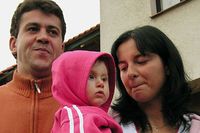 Föräldrarna Libor Broz och Jaroslava Trojanova, med deras 10 månader gamla Nikola - som inte är deras dotter. Foto: AP