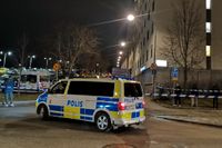 En man har skjutits till döds i Tensta i nordvästra Stockholm. Polisen larmades vid 20-tiden av människor som hört smällar.