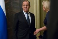 Rysslands utrikesminister Sergej Lavrov (till vänster) lyssnar på ryska utrikesdepartementets talesperson Maria Zakharova. Arkivbild.