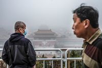 Peking i Kina är omgivet av smog. Enligt siffror från Washington Post är utsläppen av växthusgaser mellan 16 till 23 procent högre än vad världens länder redovisar. 