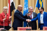 Jemens utrikesminster Khaled Hussein al-Yamani skakar hand med Mohammed Abdulsalam, ledare av Hutiernas delegation efter fredssamtalen i Sverige. 