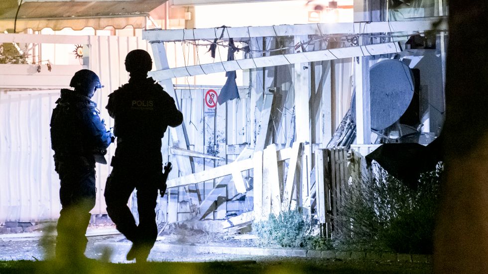 Nationella bombskyddet på plats i Högaholm, Malmö, natten till onsdagen efter explosionen.