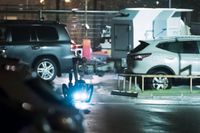 Polisens bombrobot och bombvagn vid en parkeringsplats i Limhamn efter att ett misstänkt farligt föremål hittats.