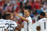 Zlatan Ibrahimovic tackar Antonio Valencia för den målgivande passningen till 1-0-målet i vänskapsmatchen mellan Manchester United och Galatasaray på lördagen.