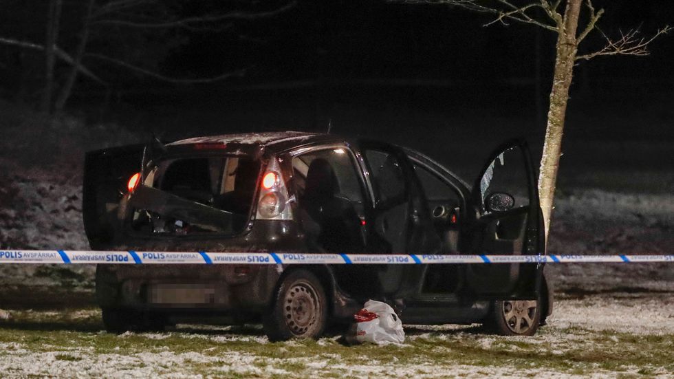 Två personer sköts i Rågsved under fredagskvällen.