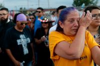 ”I El Paso finns inga främlingar”, säger Cathe Hill och torkar tårarna efter en minnesstund i El Paso för att hedra helgens offer.