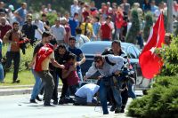 Regimtrogna demonstranter attackerar turkiska journalister i Ankara dagen efter kuppförsöket.