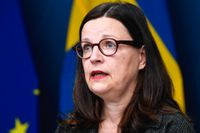 Utbildningsminister Anna Ekström (S) ser inte stängningen av högstadieskolorna i Stockholm som så dramatiskt, eftersom det är möjligt att bedriva undervisningen på distans eller ta igenom undervisningen under vårterminen.