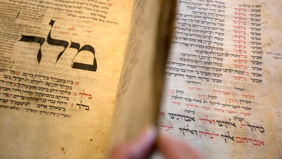 En bönebok från 1200-talet innehåller några av de tidigaste nedtecknade exemplen på jiddisch. Boken förvaras på Israels nationalbibliotek i Jerusalem.
