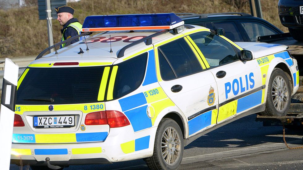 En polisbil bärgas efter krock med personbild i Malmö 2013. Ingen person ska enligt polisen ha skadats. Polisens kostnader för kvaddade bilar har ökat med 40 procent på fem år.