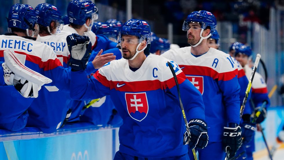 Marek Hrivík firar ett mål för Slovakien under pågående OS.