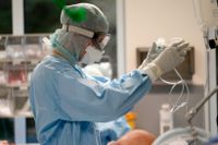 En covidpatient i Tyskland får behandling på intensivvården. WHO har nu godkänt två nya behandlingar mot smittan.