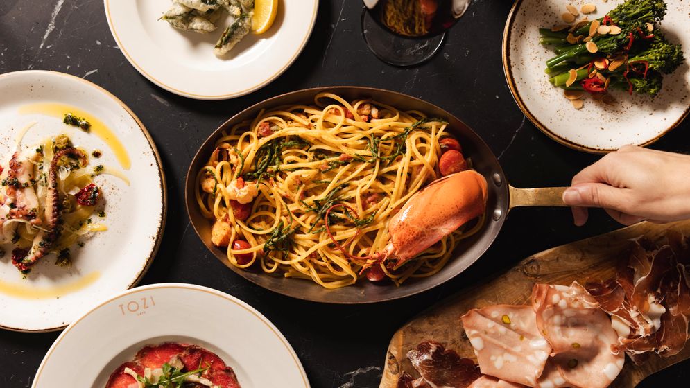 Tozi Grand Café serverar italiensk matglädje i det upprustade fabriksområdet Battersea Power Station.