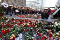 Blommor och ljus på Breitscheidplatz i Berlin. Tolv människor dog då Anis Amri plöjde genom en julmarknad med lastbil 19 december 2016. Arkivbild.