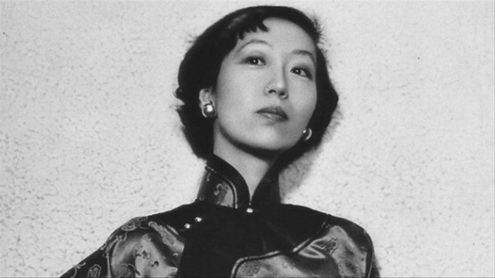 Eileen Chang (1920–1995) blev snabbt en av Shanghais mest framgångsrika  författare, men på 1950-talet lämnade hon Kina och bosatte sig i USA.  ”Ett halvt liv av kärlek” utspelar sig i Shanghai och Nanjing under 1930-talet. 