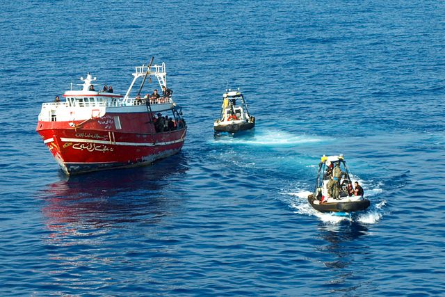 Svenska fartyget Poseidon genomför ett räddningsuppdrag utanför Malta.