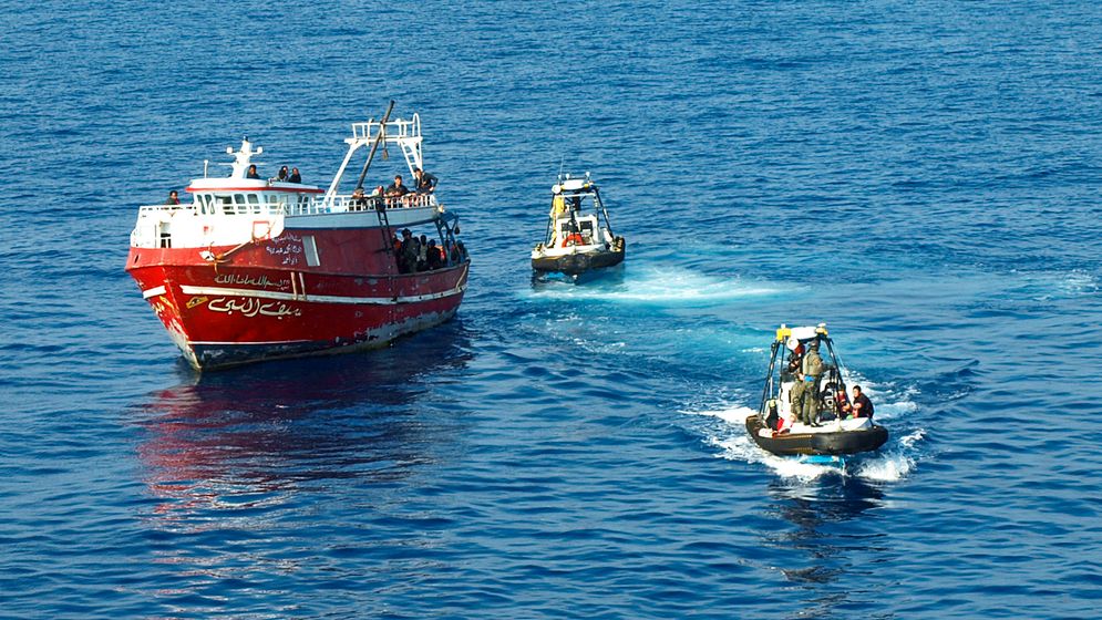Svenska fartyget Poseidon genomför ett räddningsuppdrag utanför Malta.