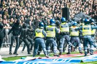 Delar av AIK-klacken försökte storma planen och stoppades av polis och ordningsvakter under söndagens fotbollsmatch i Allsvenskan mellan Djurgården och AIK på Tele2 Arena.
