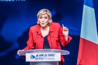 Le Pen skärper tonen mot EU.